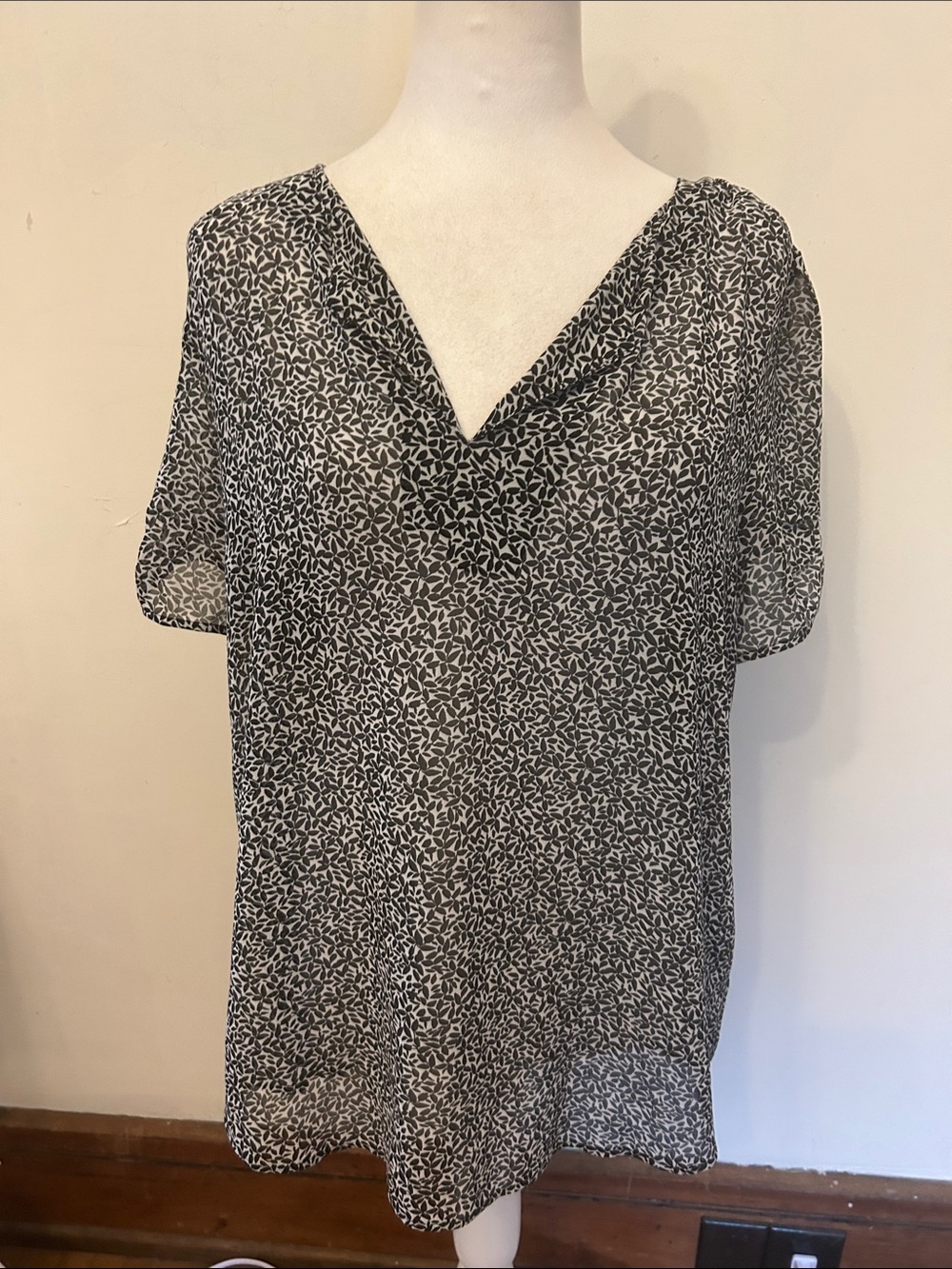 DR2 Black & White V-Neck Short Sleeve sheer Blouse Size L EUC